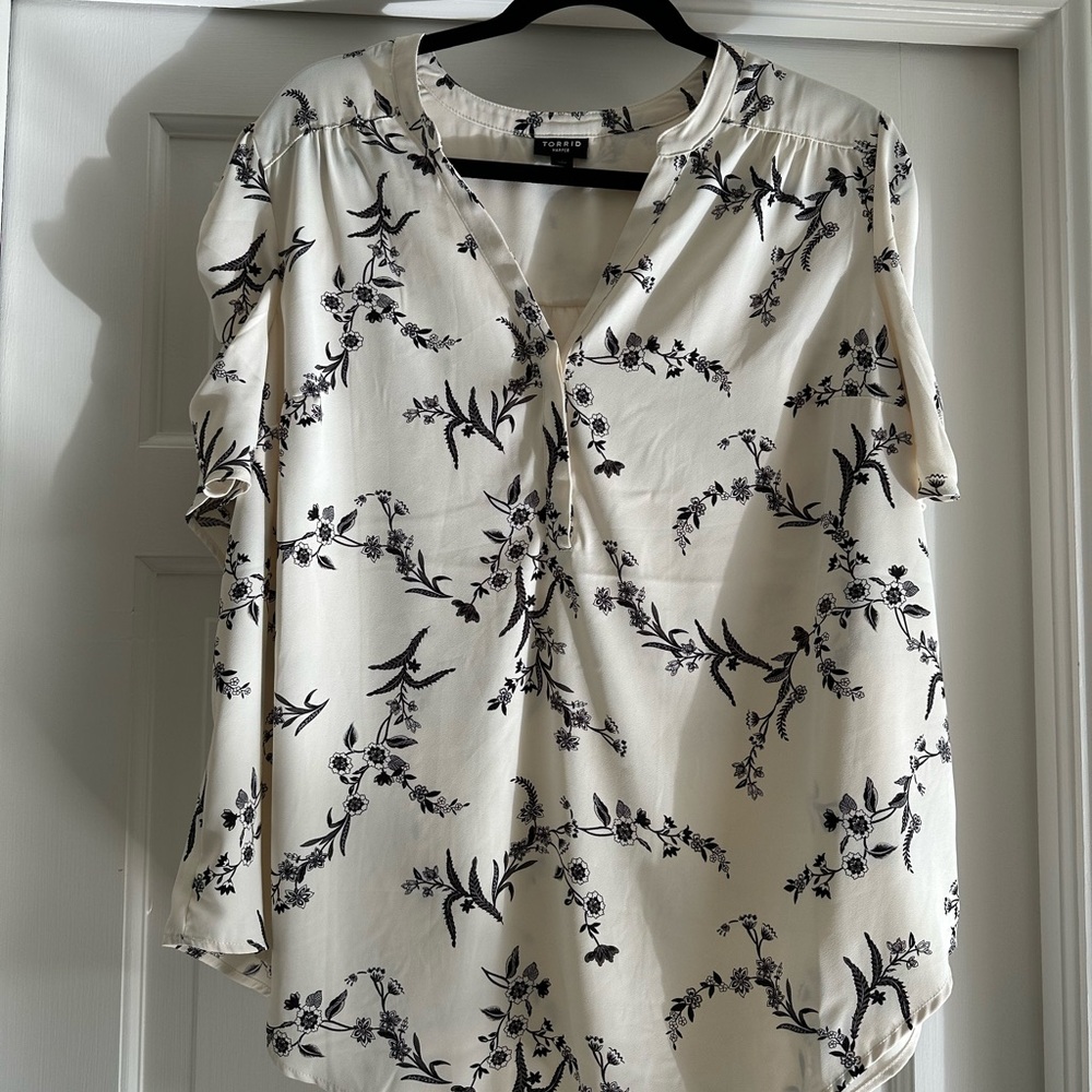 Torrid Harper Women’s Short Sleeve Blouse size 1 color black and white floral
